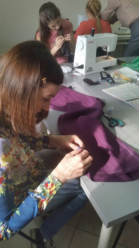 Смётывание брюк на занятиях по шитью